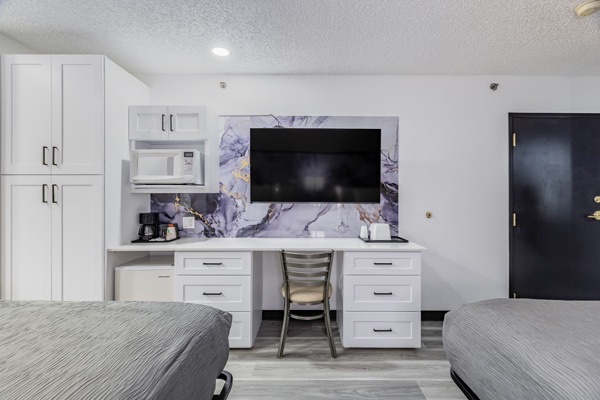 Two queen room work area