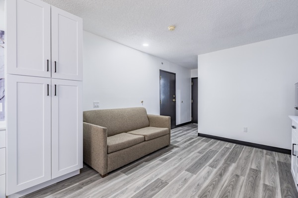 Queen kitchenette suite seating area