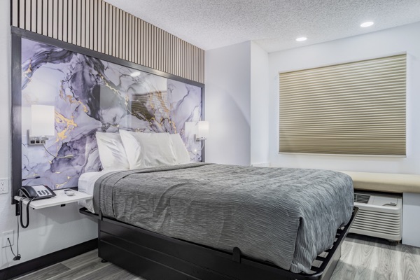 Queen kitchenette suite bedroom