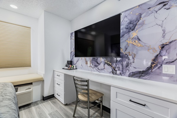 Queen kitchenette suite work area